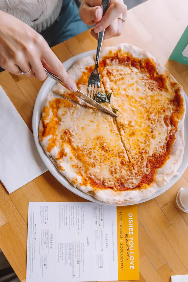 Pizza świeżo pokrojona na kawałki