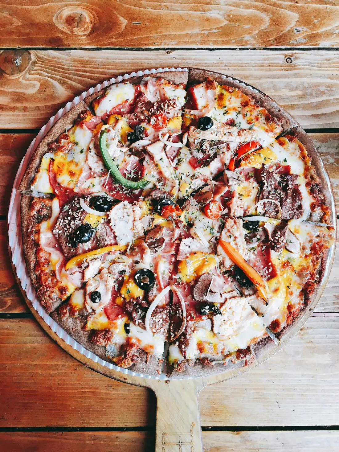 Pizza prosto z pieca opalanego drewnem