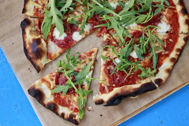 Pizza z pepperoni i rukolą